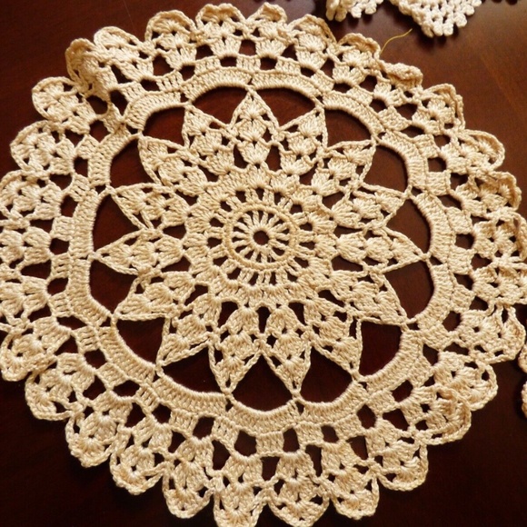 VTG lot of 4 Table Doily Lace Center Mat Dresser hand crochet Beige Cream - Picture 3 of 7